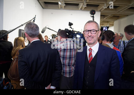 Australia. Il 15 luglio 2016. Il dottor Michael Brand (R), Direttore della Galleria d'Arte di NSW guarda come media pack il 2016 Archibald vincitore del premio Artista artista Louise Hearman con il suo hyper-vero ritratto della leggendaria Australian Barry Humphries ha annunciato presso la Galleria d'Arte di NSW Luglio 15, 2016 a Sydney. © Hugh Peterswald/Pacific Press/Alamy Live News Foto Stock