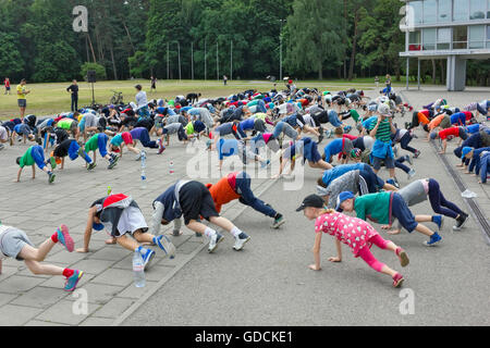 VILNIUS, Lituania - 17 giugno 2016: mattina sport formazione di giovani bambini - gli atleti nel parco centrale della città Vingis. Azione Foto Stock