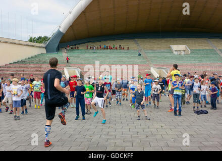 VILNIUS, Lituania - 17 giugno 2016: la messa del mattino sport formazione di giovani bambini - gli atleti nel parco centrale della città Vingis. Un Foto Stock