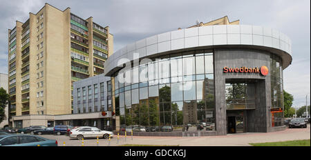 VILNIUS, Lituania - 17 giugno 2016: Baltico vecchio edificio per uffici di Swedbank su Pietario street. Bank è stata fondata nel 1820. Banca Foto Stock