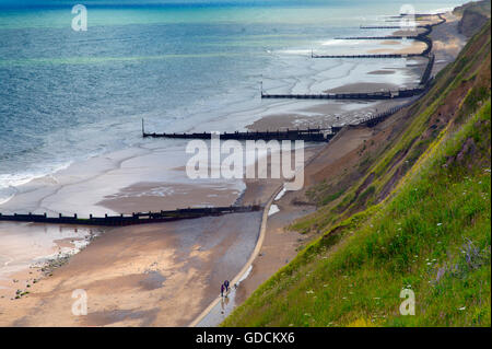 La spiaggia e il mare sono difese da Beeston hill verso Cromer in distanza nord Norfolk Foto Stock