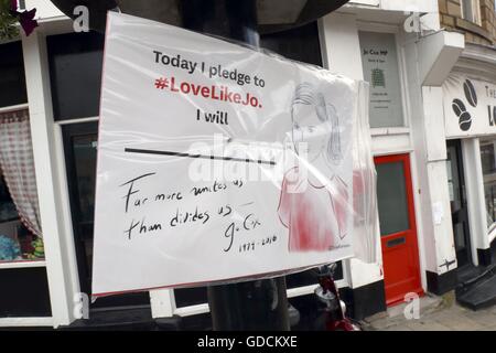 Un poster al di fuori della circoscrizione di office per il lavoro MP Jo Cox in Batley, West Yorkshire, davanti al suo funerale più tardi. Foto Stock