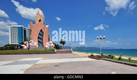 NHA TRANG, VIETNAM - MARZO 11: Vista di Nha Trang lungomare, Vietnam il 11 marzo 2015. Foto Stock