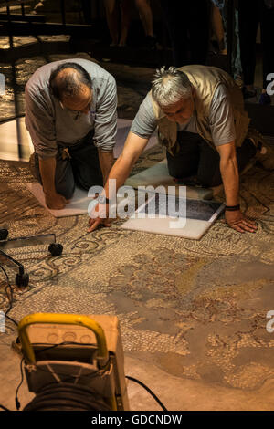 Lavori di restauro del mosaico pavimentale della Santa Reparata vecchia chiesa sotto la cattedrale di Santa Maria del Fiore, il Duomo, Flo Foto Stock