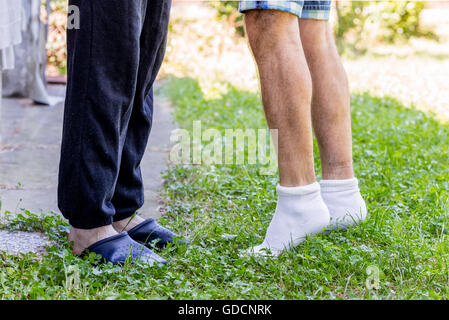 Di affetto tra due uomini, visto in un modo discreto attraverso la posizione delle loro gambe, proteso verso ogni altro come nella iconografia classica del bacio Foto Stock