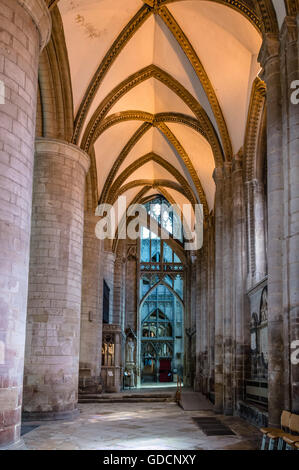 Gloucester, Regno Unito - Agosto 17, 2015: Interno della chiesa cattedrale di San Pietro e la Santa e indivisibile Trinità. In stile gotico. Foto Stock