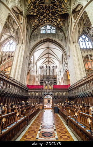 Gloucester, Regno Unito - Agosto 17, 2015: Interno della chiesa cattedrale di San Pietro e la Santa e indivisibile Trinità. In stile gotico. Foto Stock