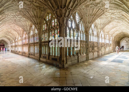 Gloucester, Regno Unito - Agosto 17, 2015: Interno del chiostro della chiesa cattedrale di San Pietro e la Santa e indivisibile Trinità. Foto Stock