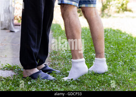 Di affetto tra due uomini, visto in un modo discreto attraverso la posizione delle loro gambe, proteso verso ogni altro come nella iconografia classica del bacio Foto Stock