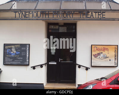 Le strade e dissipare le vie del borgo storico di Tynemouth tre dove il vecchio re del reame sono sepolti nel castello. Foto Stock