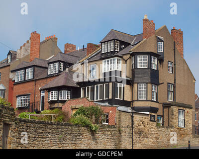 Le strade e dissipare le vie del borgo storico di Tynemouth tre dove il vecchio re del reame sono sepolti nel castello. Foto Stock