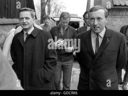 Il Primo ministro svedese Olof Palme con il giornalista della BBC David Frost per una trasmissione televisiva in Svezia Foto Stock