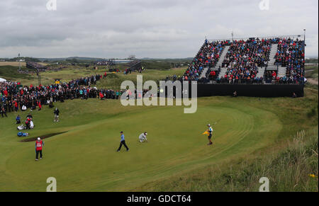In Irlanda del Nord la Rory McIlroy e USA di Bubba Watson sul sesto verde durante il giorno due del Campionato Open 2016 al Royal Troon Golf Club, South Ayrshire. Foto Stock
