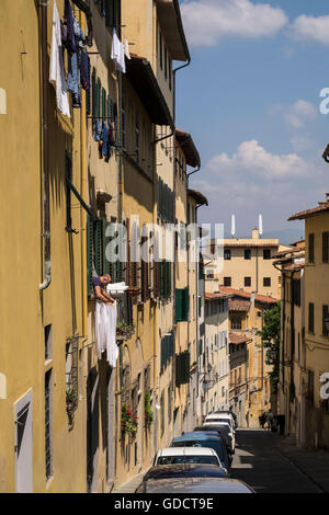 Stendere il bucato da un secondo piano finestra sulla Costa dell Magnoll, Firenze, Toscana, Italia Foto Stock