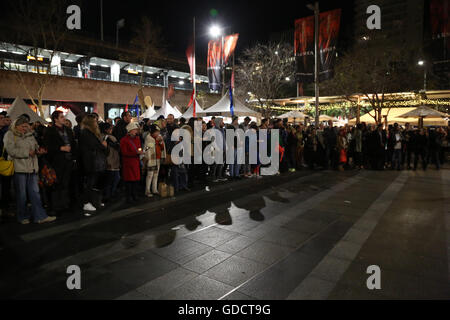 Sydney, Australia. Il 15 luglio 2016. Come parte dell'annuale BBR (Bleu di Blanc, Rouge) il giorno della Bastiglia francese festival culturale vicino al Circular Quay, una candela accesa veglia è stato organizzato per le vittime dell attentato terroristico a Nizza, in Francia da parte di uno Stato islamico (Daesh) Supporto di immigrati tunisini. Credito: Richard Milnes/Pacific Press/Alamy Live News Foto Stock