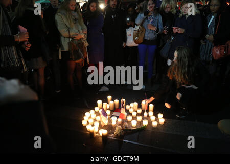 Sydney, Australia. Il 15 luglio 2016. Come parte dell'annuale BBR (Bleu di Blanc, Rouge) il giorno della Bastiglia francese festival culturale vicino al Circular Quay, una candela accesa veglia è stato organizzato per le vittime dell attentato terroristico a Nizza, in Francia da parte di uno Stato islamico (Daesh) Supporto di immigrati tunisini. Credito: Richard Milnes/Pacific Press/Alamy Live News Foto Stock