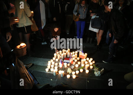 Sydney, Australia. Il 15 luglio 2016. Come parte dell'annuale BBR (Bleu di Blanc, Rouge) il giorno della Bastiglia francese festival culturale vicino al Circular Quay, una candela accesa veglia è stato organizzato per le vittime dell attentato terroristico a Nizza, in Francia da parte di uno Stato islamico (Daesh) Supporto di immigrati tunisini. Credito: Richard Milnes/Pacific Press/Alamy Live News Foto Stock