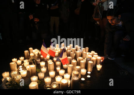 Sydney, Australia. Il 15 luglio 2016. Come parte dell'annuale BBR (Bleu di Blanc, Rouge) il giorno della Bastiglia francese festival culturale vicino al Circular Quay, una candela accesa veglia è stato organizzato per le vittime dell attentato terroristico a Nizza, in Francia da parte di uno Stato islamico (Daesh) Supporto di immigrati tunisini. Credito: Richard Milnes/Pacific Press/Alamy Live News Foto Stock