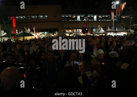 Sydney, Australia. Il 15 luglio 2016. Come parte dell'annuale BBR (Bleu di Blanc, Rouge) il giorno della Bastiglia francese festival culturale vicino al Circular Quay, una candela accesa veglia è stato organizzato per le vittime dell attentato terroristico a Nizza, in Francia da parte di uno Stato islamico (Daesh) Supporto di immigrati tunisini. Credito: Richard Milnes/Pacific Press/Alamy Live News Foto Stock