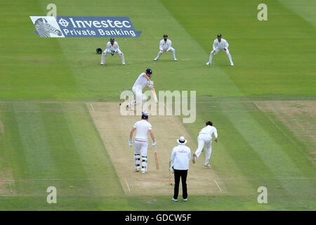 L'Inghilterra del Alastair Cook è colpiti dal Pakistan Mohammad Amir per 81 viene eseguito durante la seconda giornata di test Investec corrispondono a Lord's, Londra. Foto Stock