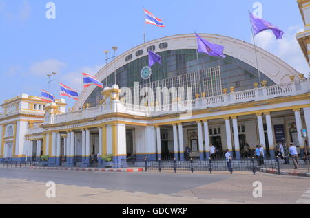 La gente viaggia a stazione di Hualamphong a Bangkok in Tailandia. Foto Stock