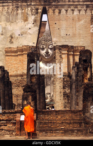 Il Wat Si Chum tempio presso il parco storico di Sukothai in Provinz Sukhothai nel nord di Bangkok in Thailandia, Southeas Foto Stock