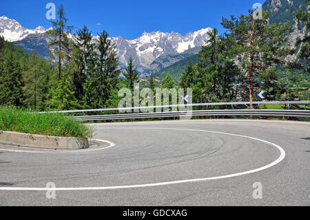 Strada asfaltata in montagna, Italia Foto Stock