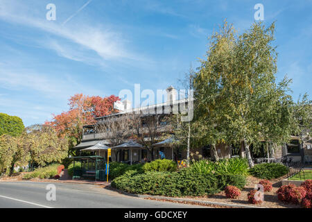 L'Hotel di Stirling in autunno nella strada principale di Stirling in Sud Australia Foto Stock