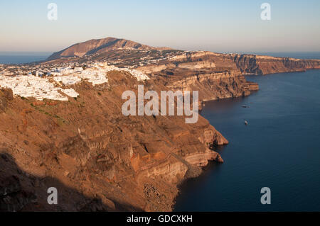 Santorini al tramonto, Case di villaggi di Firostefani e Fira affacciato sulla Caldera Foto Stock