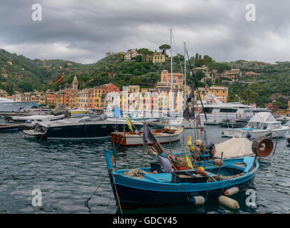 Bellissima vista del Monte di Portofino, un villaggio di pescatori, la provincia di Genova, Italia. Foto Stock