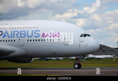 L'Airbus A380 F-WWDD visualizzate la sua impressionante manovrabilità all'Airshow di Farnborough Foto Stock