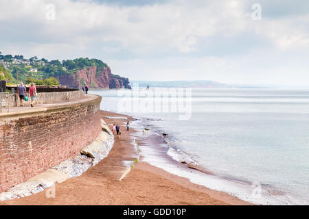 La gente camminare lungo la parete del mare a Teignmouth vicino a Dawlish, Devon, Inghilterra. Foto Stock