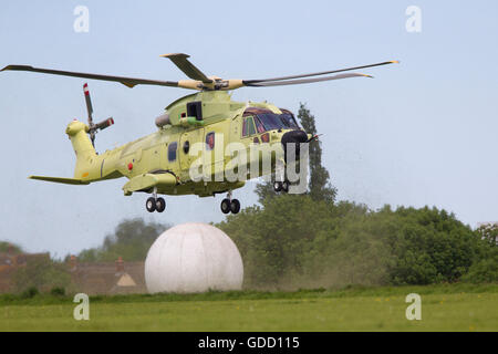 AgustaWestland AW101 heilicopter essendo testato presso la società Leonardo-Finmeccanica complessivo del sito in Yeovil, Somerset, Regno Unito Foto Stock