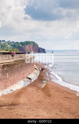 La gente camminare lungo la parete del mare a Teignmouth vicino a Dawlish, Devon, Inghilterra. Foto Stock