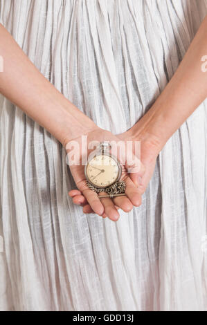 In prossimità di una donna di mani vintage orologio da tasca Foto Stock