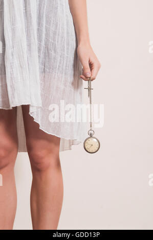 In prossimità di una donna di mani vintage orologio da tasca Foto Stock