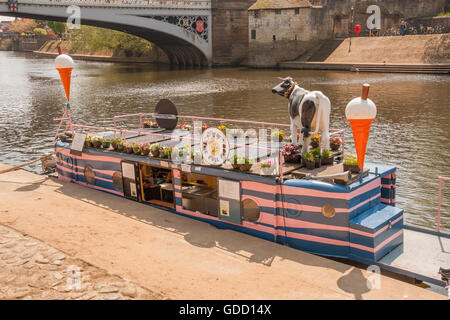 La piena Moo ice cream boat ormeggiato sulle rive del fiume Ouse in York Foto Stock