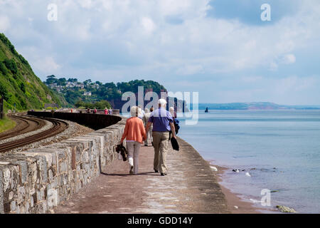 La gente camminare lungo la parete del mare a Teignmouth vicino a Dawlish, Devon, Inghilterra. Foto Stock