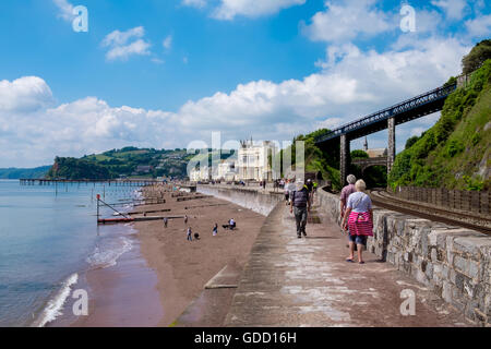 La gente camminare lungo la parete del mare a Teignmouth vicino a Dawlish, Devon, Inghilterra. Foto Stock