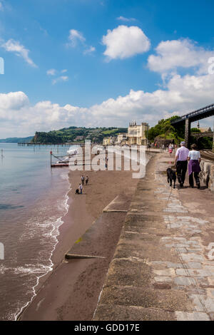 La gente camminare lungo la parete del mare a Teignmouth vicino a Dawlish, Devon, Inghilterra. Foto Stock