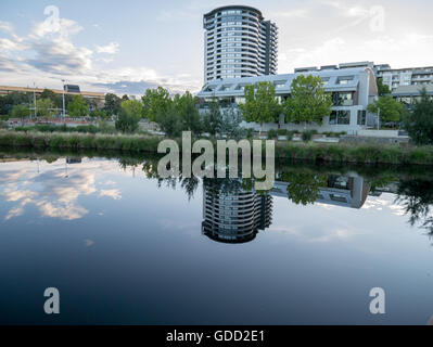 Edifici sulla UEM Bank si riflette nel lago Ginninderra in Canberra Foto Stock