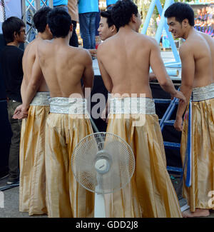 Un gruppo di ballerini tailandese al Citywalll nella città di Chiang Mai nel nord della Thailandia in Southeastasia. Foto Stock