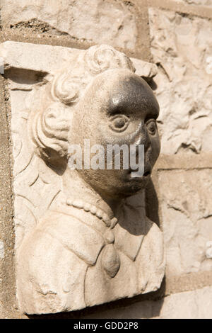 Irlanda, Co Galway, Galway, Abbazia francescana Chiesa, esterna del santo volto al di sopra di acquasantiera, con naso strofinato Foto Stock