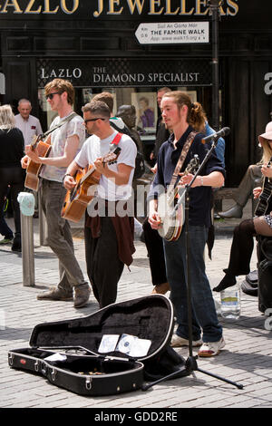 Irlanda, Co Galway, Galway, Shop Street, gruppo di buskers riproduzione di musica irlandese tradizionale Foto Stock