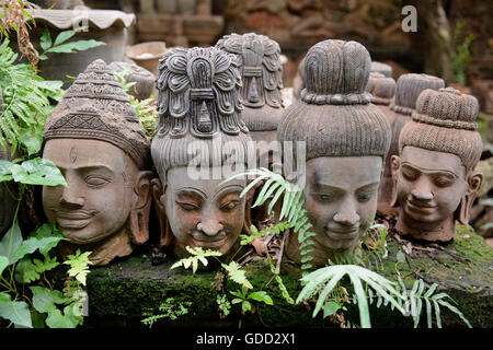 Un giardino e il Buddha di terracotta il Signor Ban Phor Linag Meuns Arte di terracotta nella città di Chiang Mai nel nord della Thailandia in Sou Foto Stock