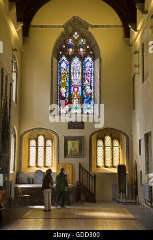 Irlanda, Co Galway, Galway, St Nicholas' Chiesa Collegiata, i visitatori nel transetto sud Foto Stock