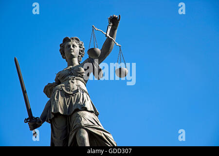 Lady Justice, dea romana della giustizia, con la spada del carnefice e la padella delle scale, fonte di giustizia, Roemerberg (montagna romana), Francoforte sul principale, Germania, Foto Stock