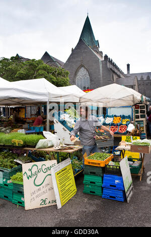 Irlanda, Co Galway, Galway, Sabato mercato al di fuori di San Nicholas Chiesa Collegiata, erba di frumento in stallo Foto Stock