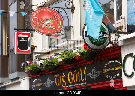 Irlanda, Co Galway, Galway, protezione principale Street, Tis Coili, musica tradizionale bar segno Foto Stock