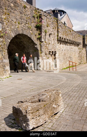 Irlanda, Co Galway, Galway, gli uomini camminare Arco Spagnolo nelle mura della città vecchia Foto Stock
